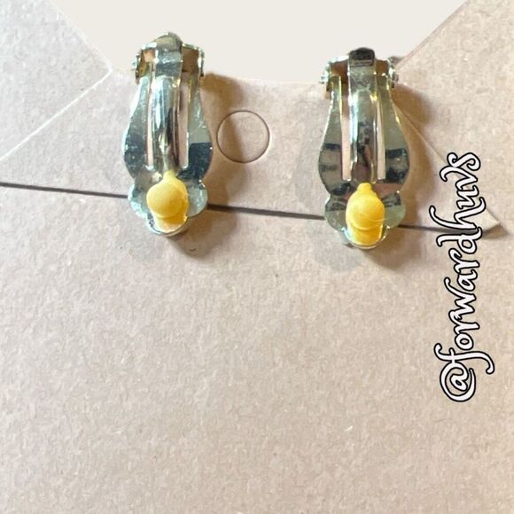 Vintage Clip On Earrings - Picture 6 of 8